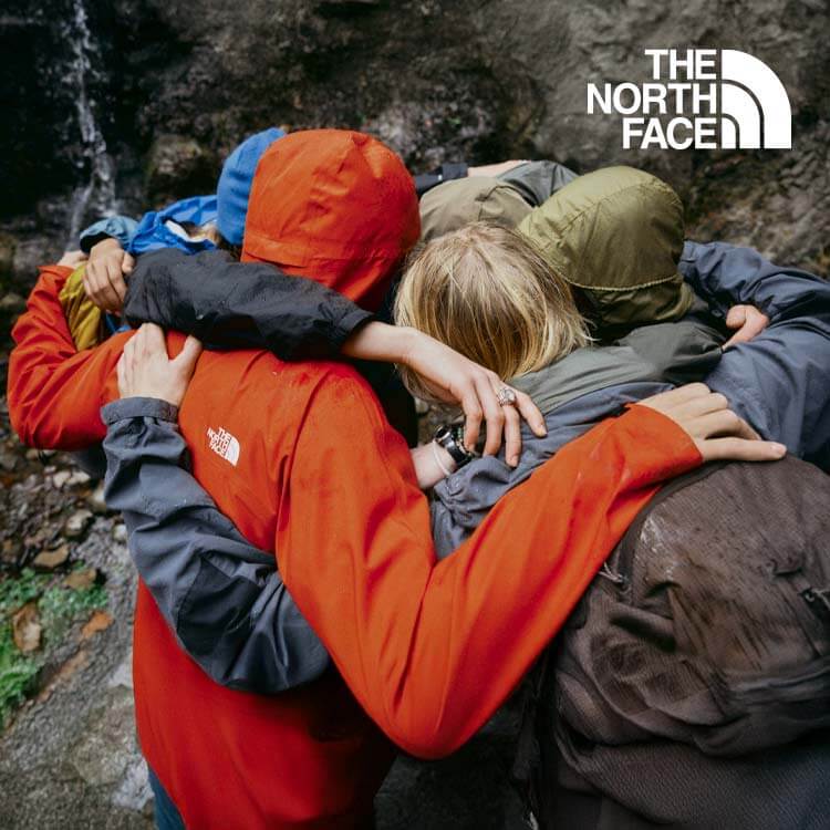 Ragazzi che indossano abbigliamento outdoor The North Face
