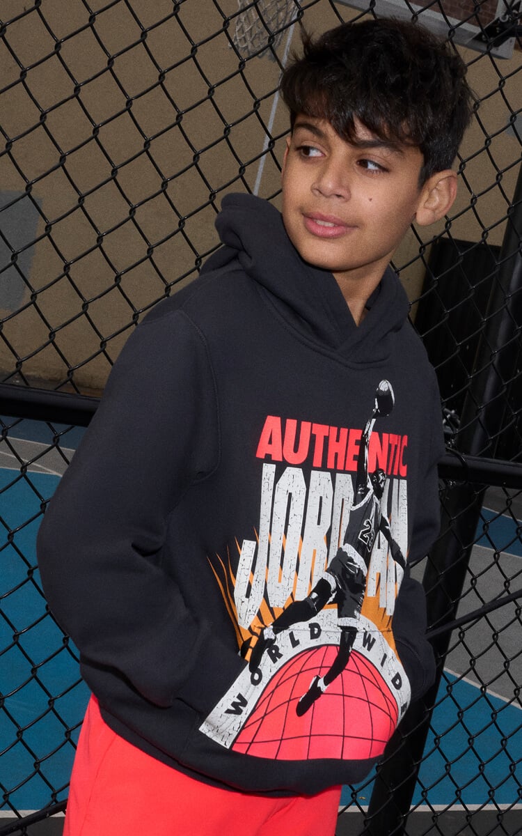 Bambino che indossa felpa Nike Jordan