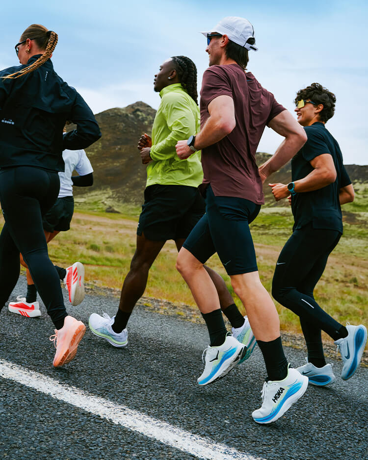 Gruppo di ragazzi che corre in gruppo su strada
