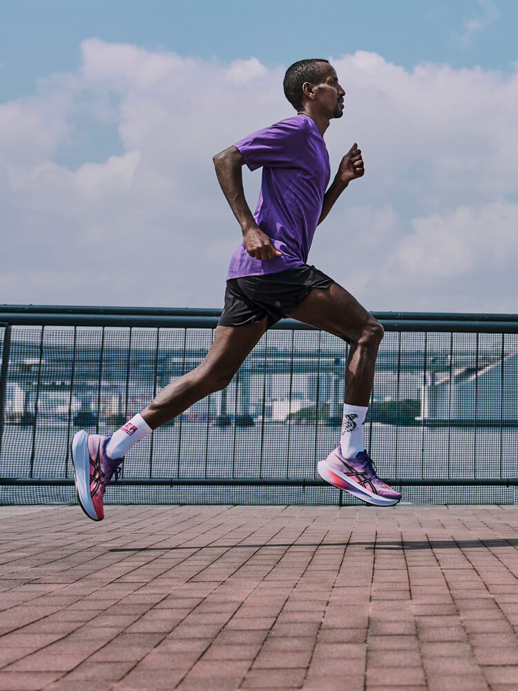 Uomo che corre con scarpe da running Asics Megablast