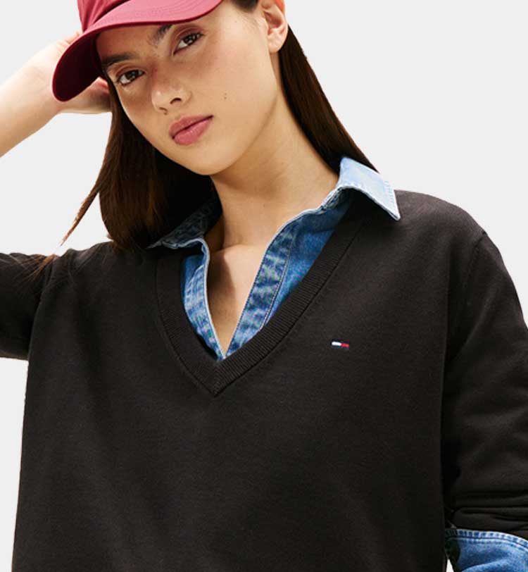 Ragazza che indossa maglioncino nero Tommy Jeans