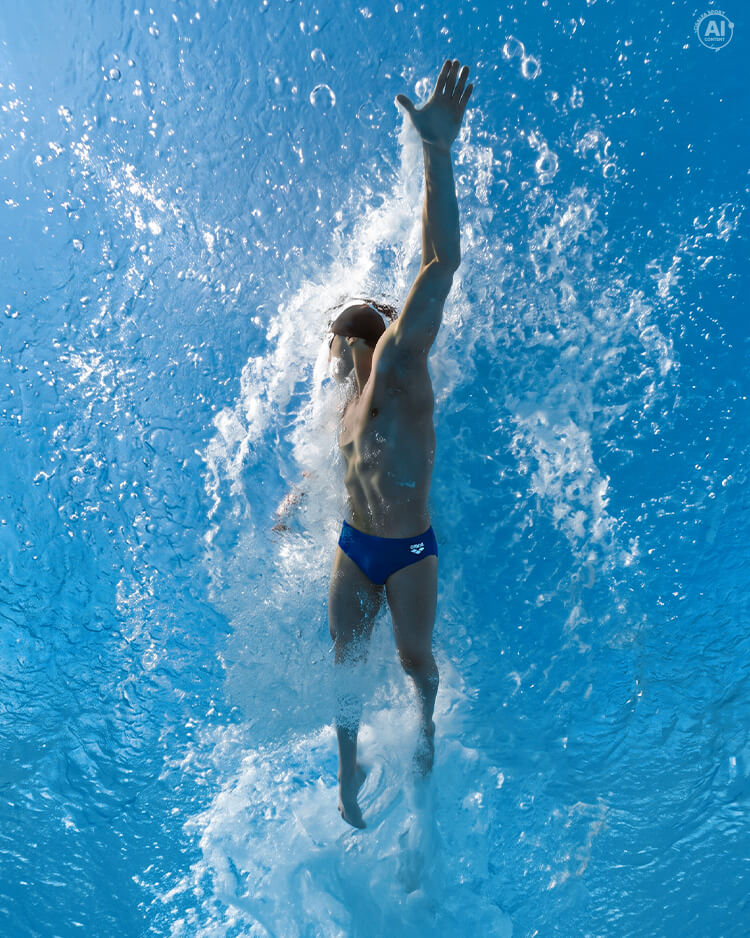 Persone che nuotano in una piscina