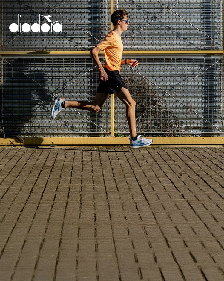 Ragazzo che corre con scarpe da running Diadora Distance