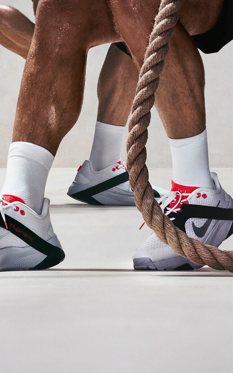 Ragazzo durante un allenamento training con scarpe Nike Hybrid RN