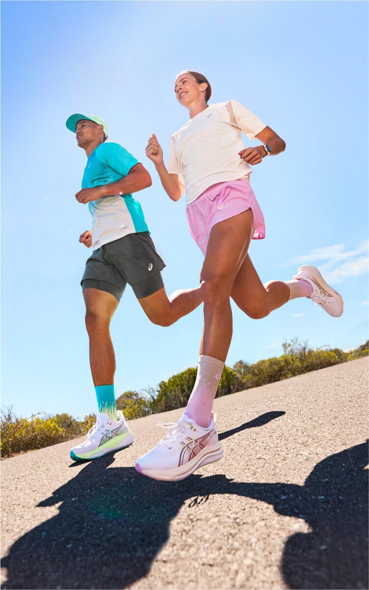 Ragazzi che corrono con scarpe da running Asics Gel-Kayano 33
