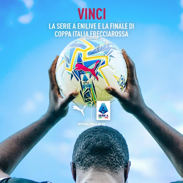 Calciatore che tiene tra le mani pallone Puma Orbita Serie A 25/26