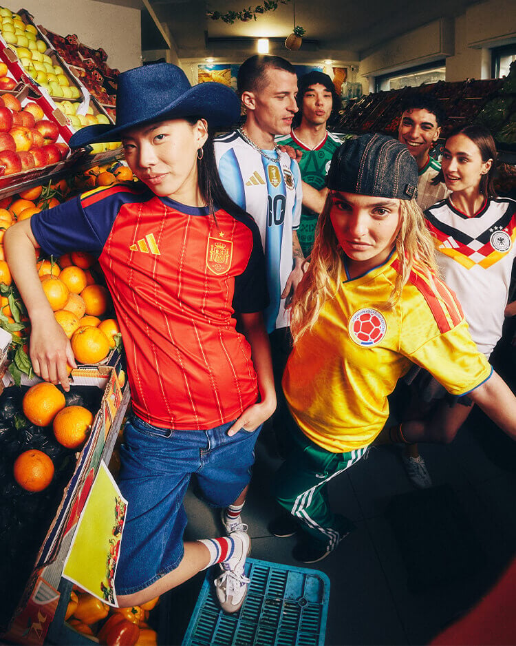 Ragazzi che indossano maglie adidas FIFA World Cup
