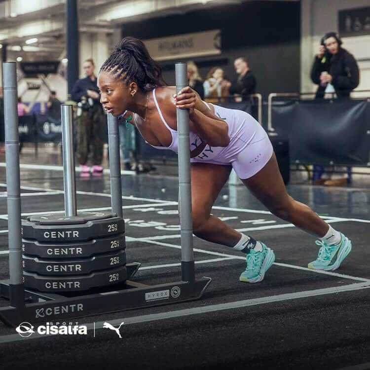 Ragazza durante un allenamento Hyrox con abbigliamento Puma