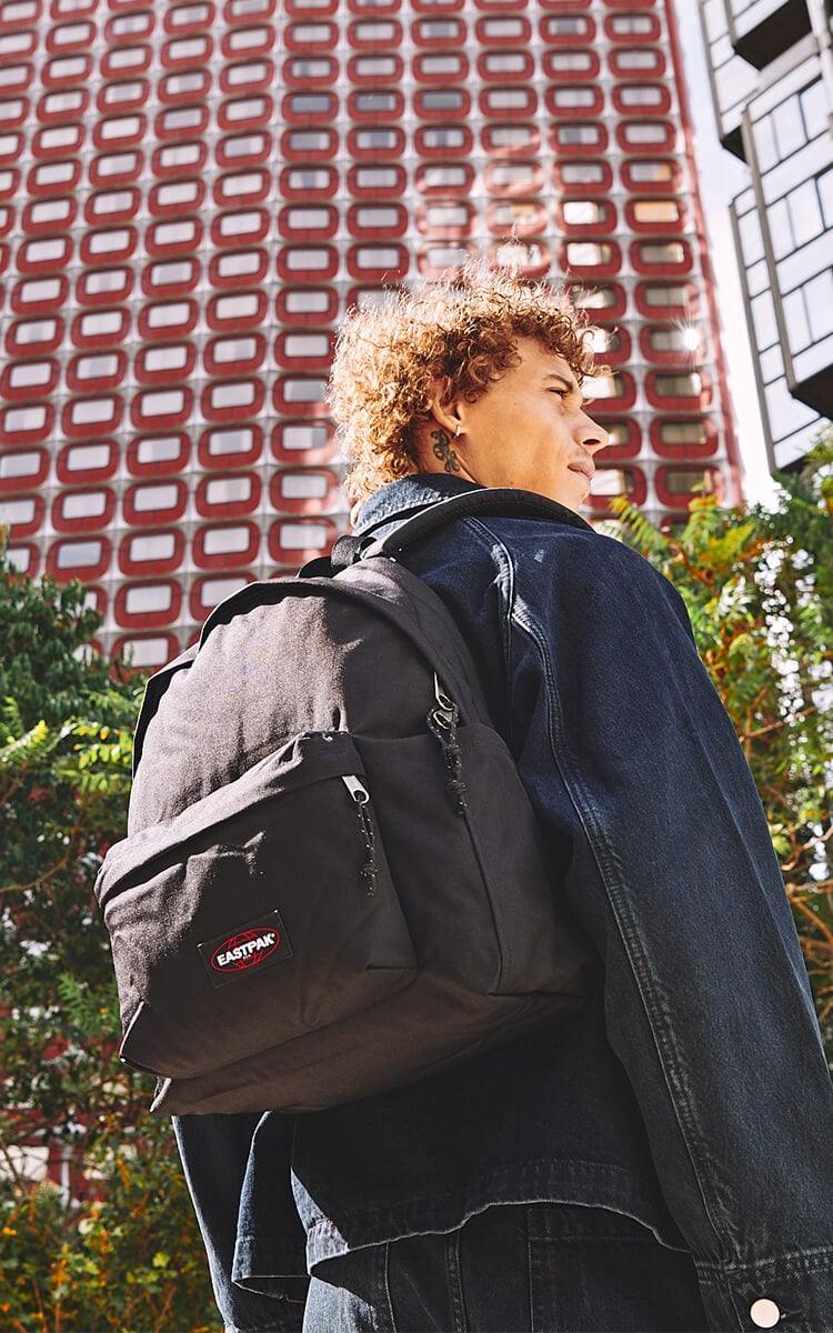 Ragazzo che indossa zaino Eastpak
