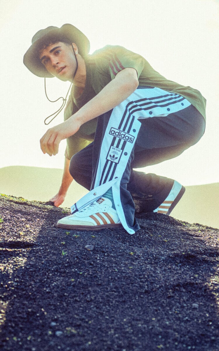 Ragazzo che indossa abbigliamento adidas Originals