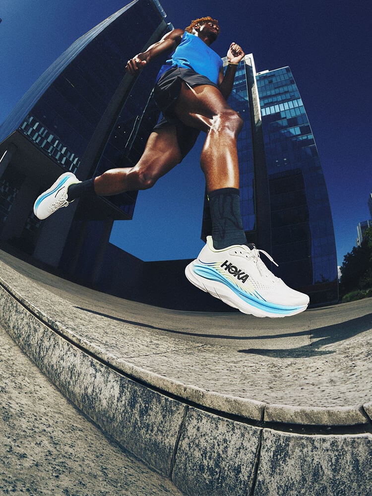 Uomo che corre con scarpe da running Hoka Clifton 11