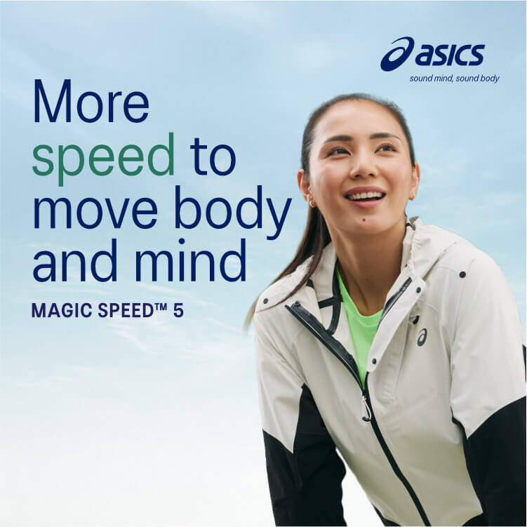 Ragazza che corre con scarpe da running Asics Magic Speed