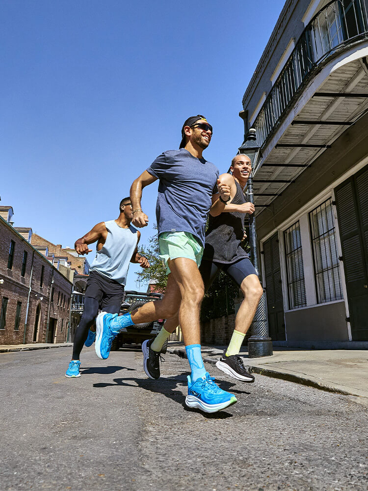 Persone che corrono su strada