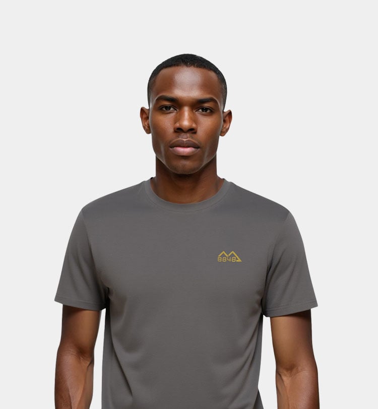 Ragazzo che indossa t-shirt trekking 8848