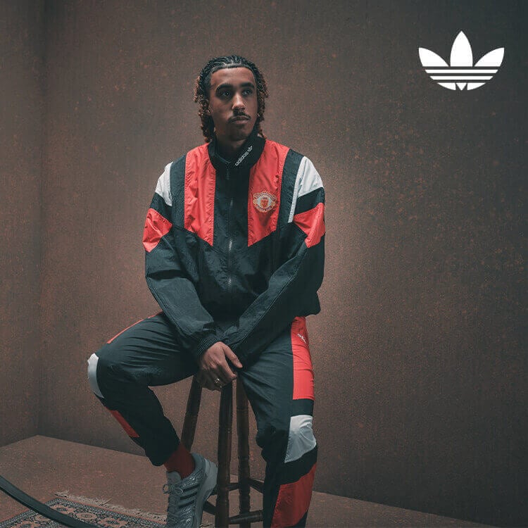 Ragazzo che indossa abbigliamento adidas Manchester United EQT
