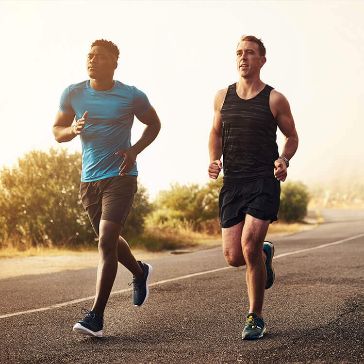 Ragazzo che corre con coach