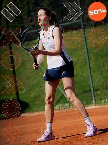 Ragazza che gioca a tennis