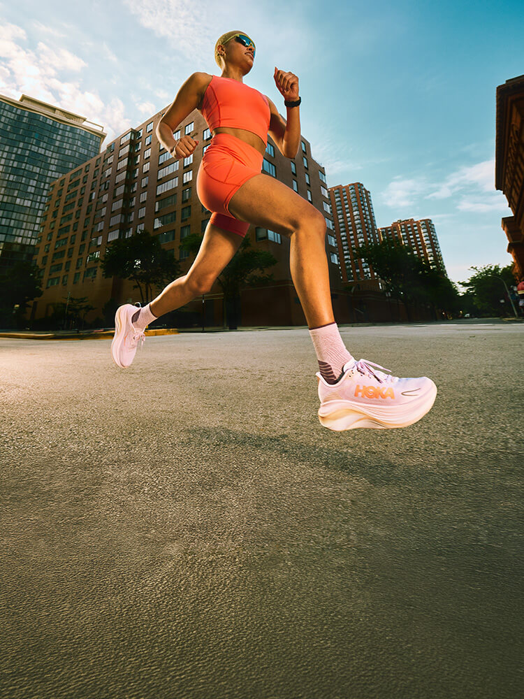 Donna che corre con scarpe da running Hoka Skyward x 2