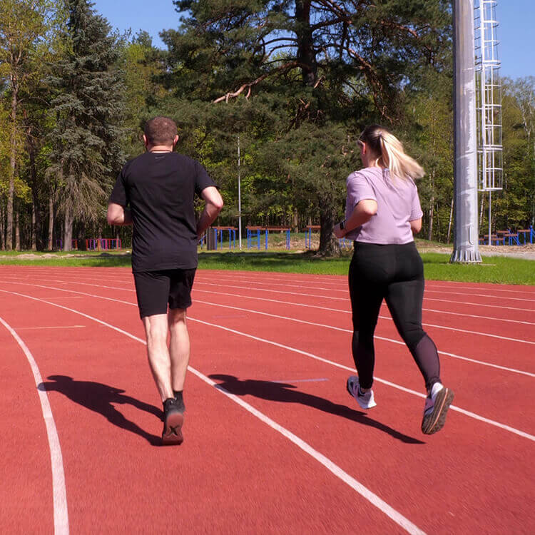 Principiante che corre con un coach