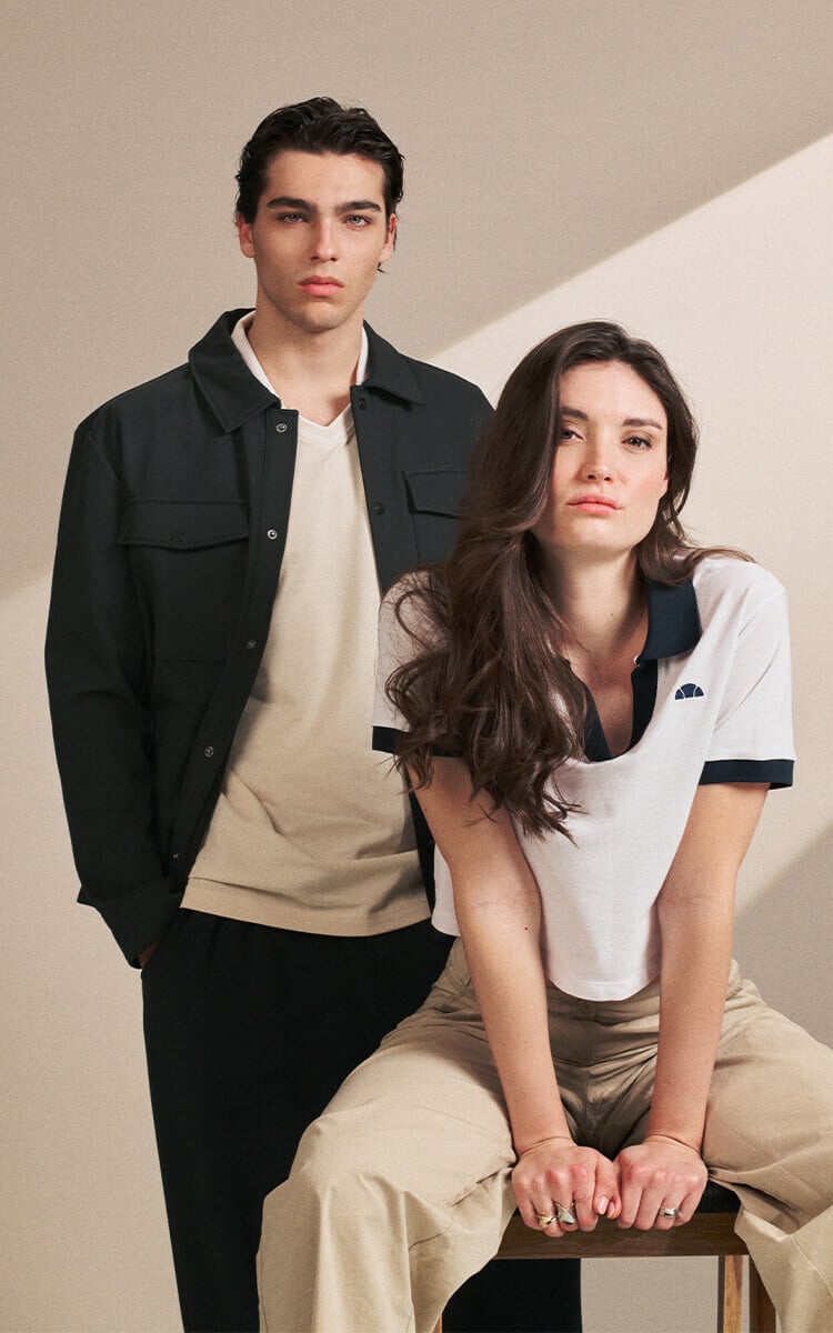 Ragazza e ragazzo che vestono con abbigliamento Ellesse della stagione SS26