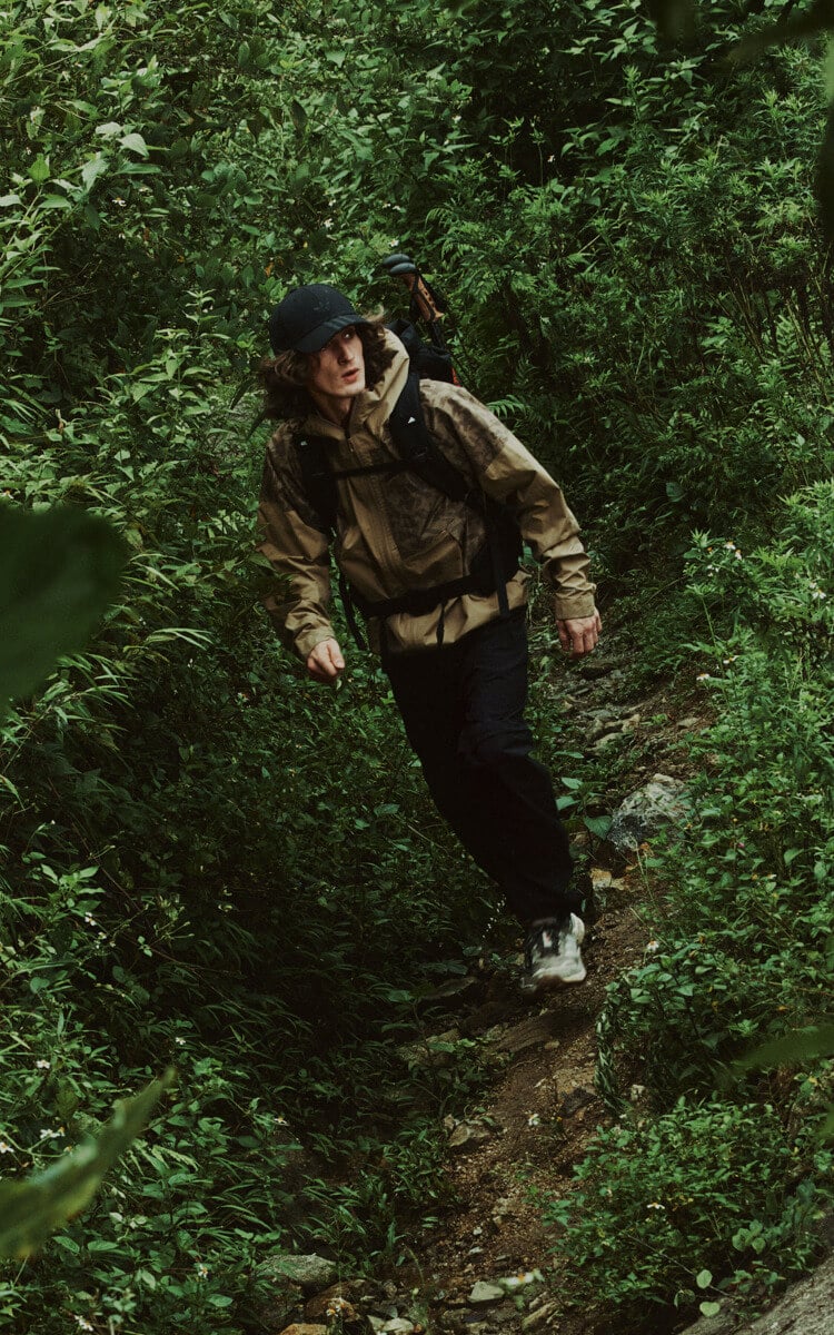 Ragazzi che indossano abbigliamento outdoor adidas Terrex