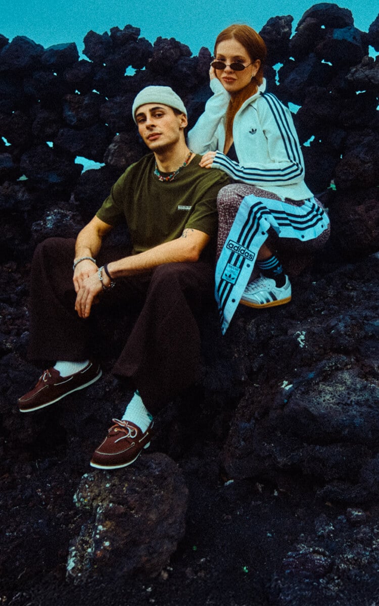 Ragazzo e ragazza vestiti con abbigliamento athleisure adidas, napapijri