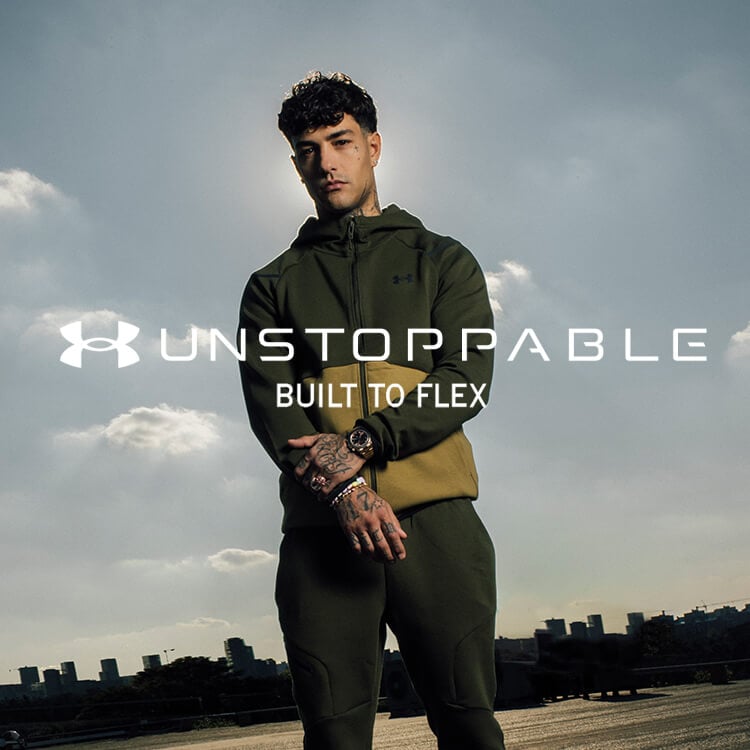 Tony Effe che indossa abbigliamento Under Armour Unstoppable