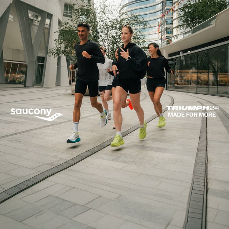 Ragazzi che corrono con scarpe da running Saucony Triumph 24
