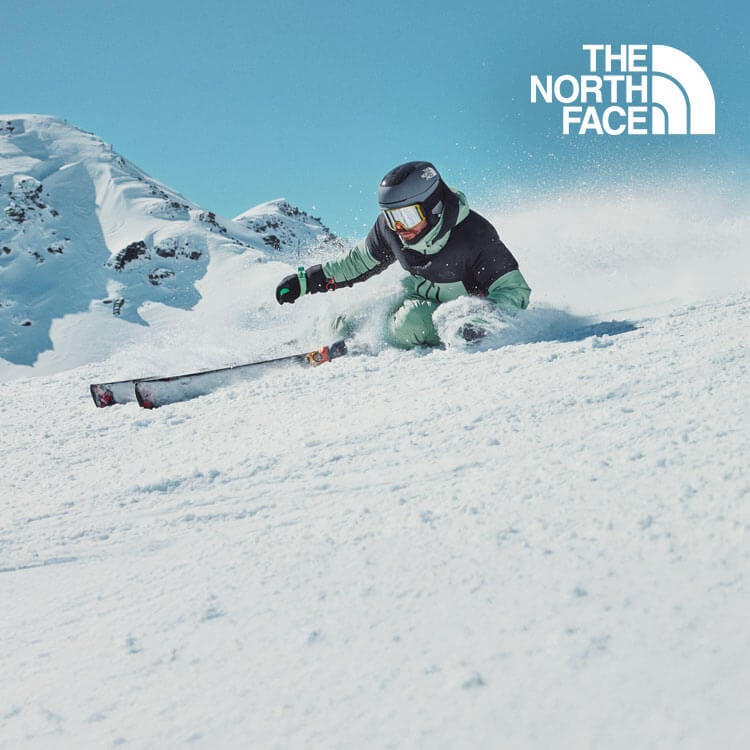 Persona che scia con giacca da sci The North Face