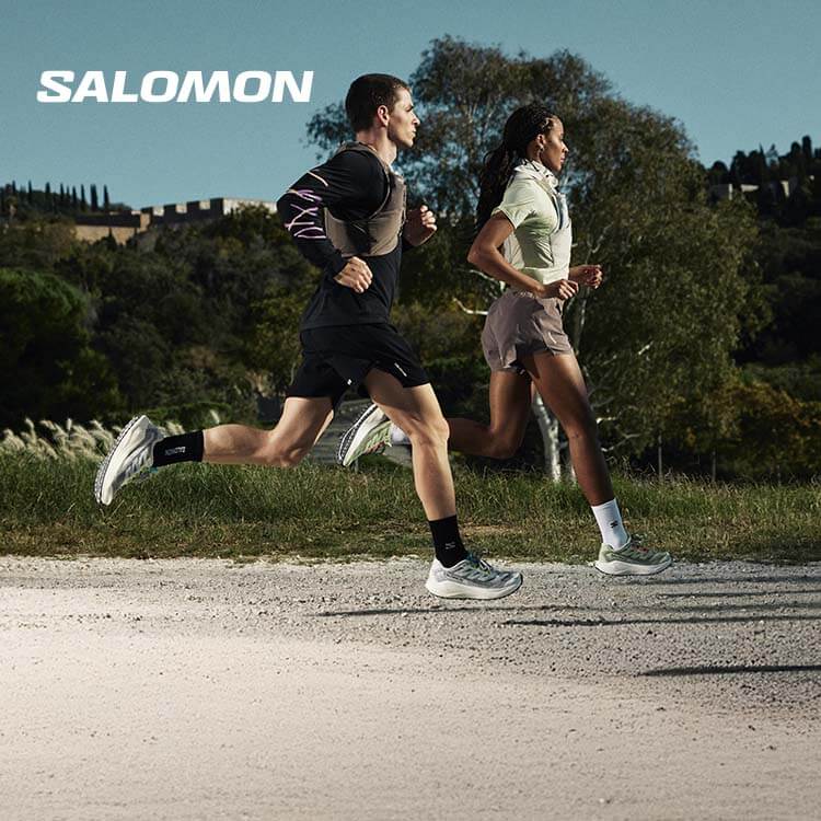 Ragazzi che corrono con scarpe Salomon Gravel