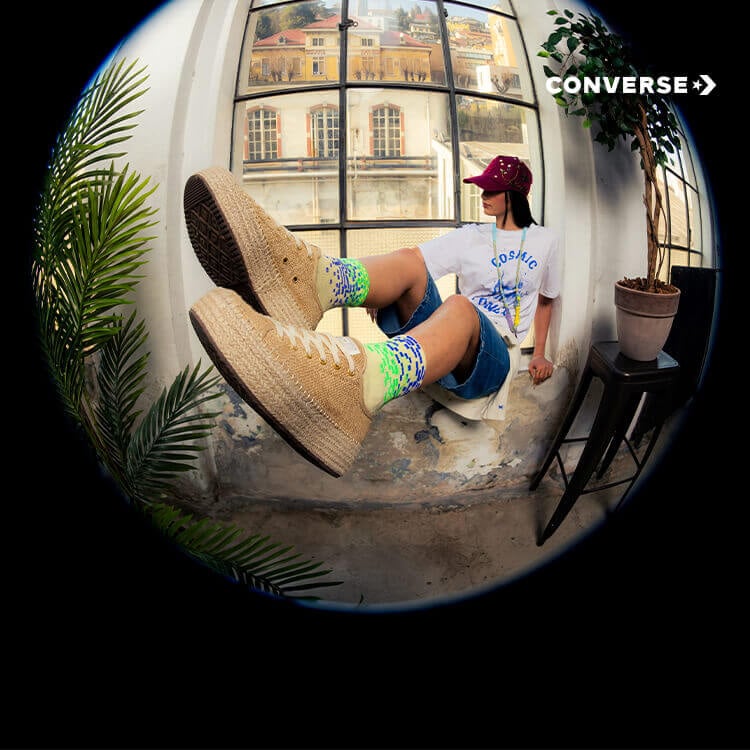 Ragazza che indossa sneakers Converse Espadrillas