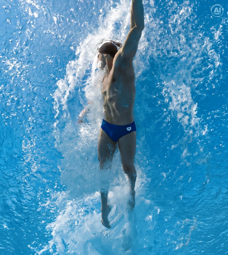Ragazzo che nuota in piscina