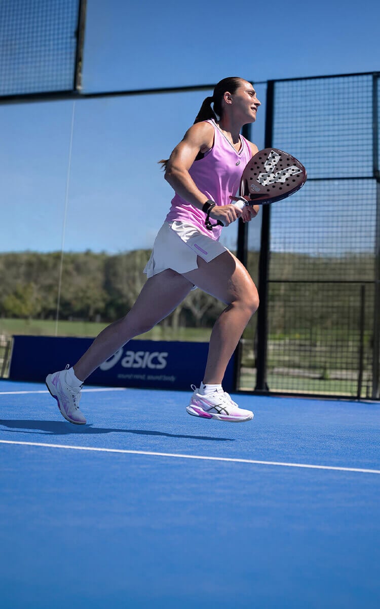 Ragazza che gioca a padel con scarpe Asics Sonicsmash