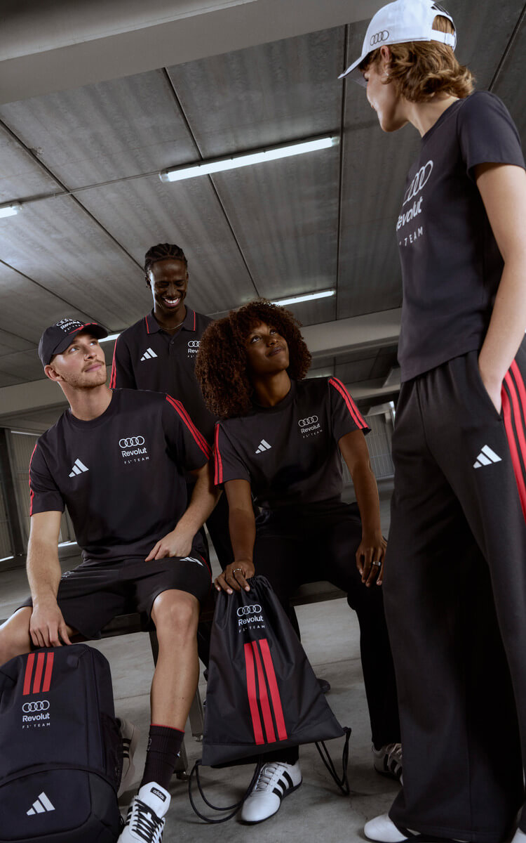 Ragazzi che indossano abbigliamento sportswear Audi x Formula 1