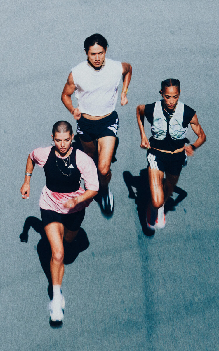 Ragazzi che corrono con scarpe da running adidas Adizero Evo SL