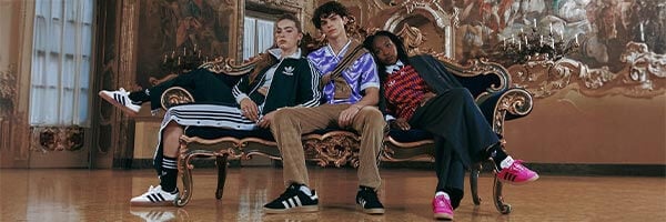 Ragazzi che indossano abbigliamento adidas Originals Streetwear