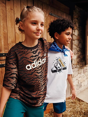 Bambina e bambino vestiti con tshirt adidas