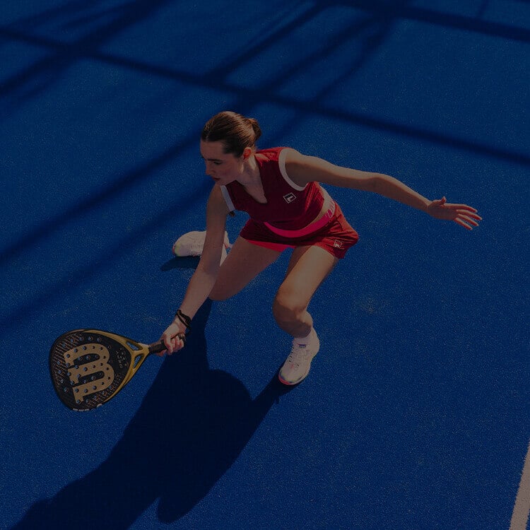 Ragazza che gioca a padel