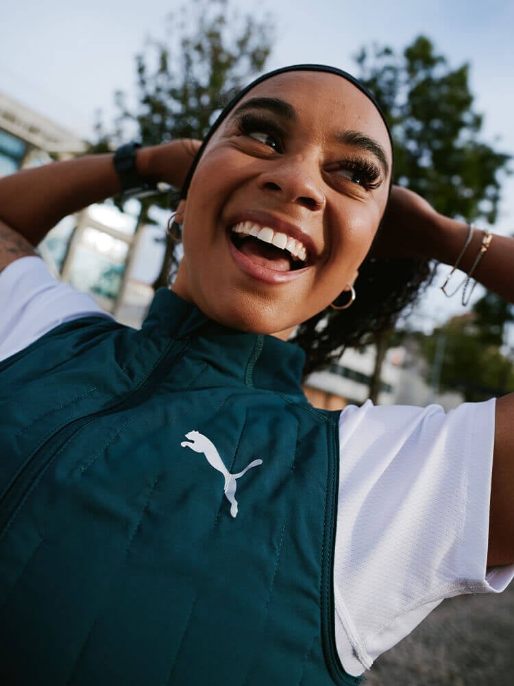 Ragazza che indossa abbigliamento da running