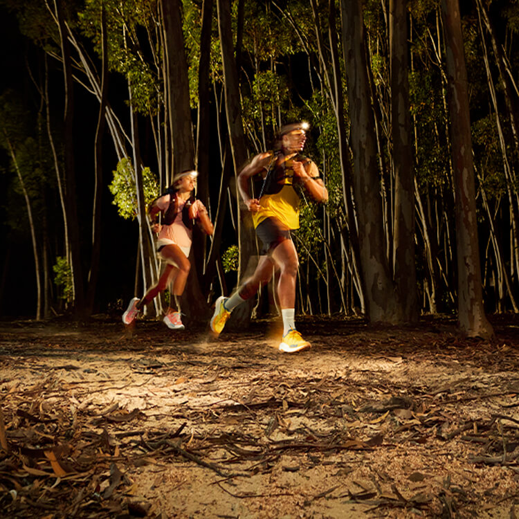 Persone che fanno trail running