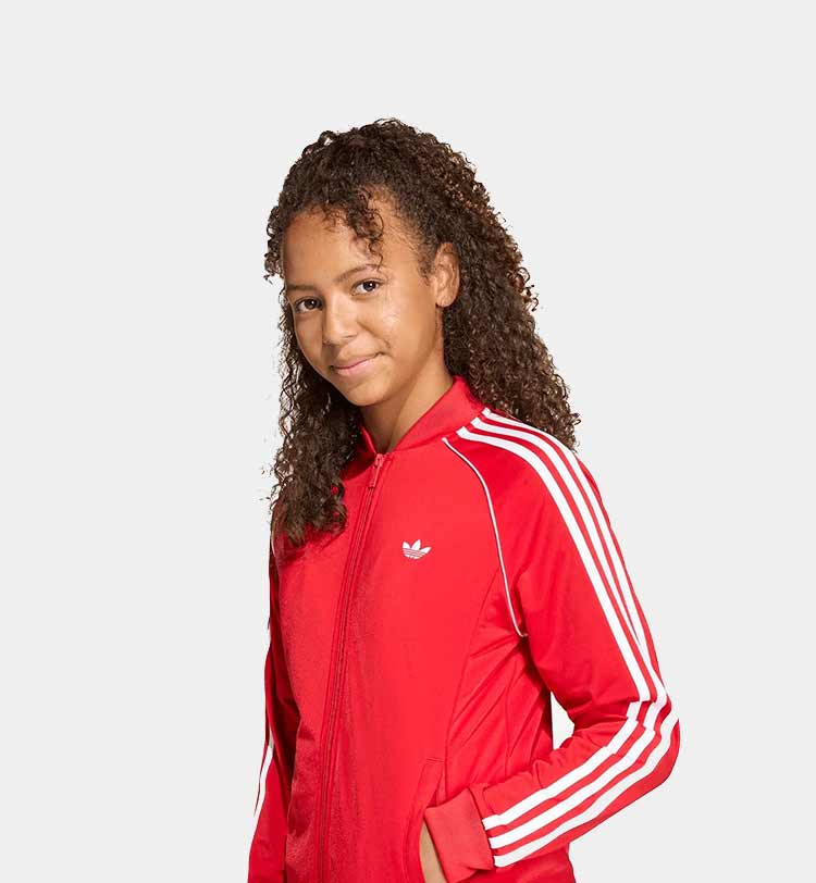 Bambina che indossa felpa rossa adidas originals