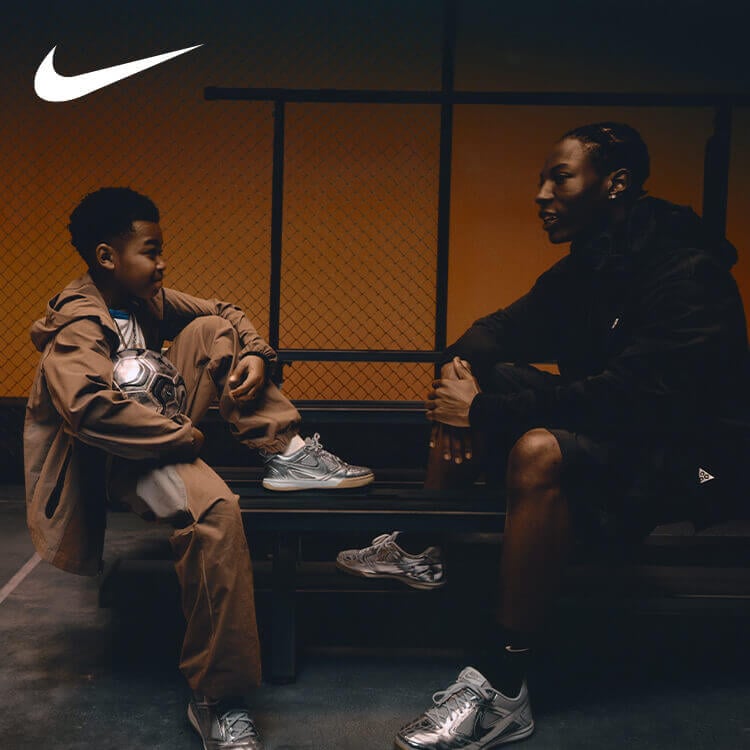 Bambino che indossa outfit Nike