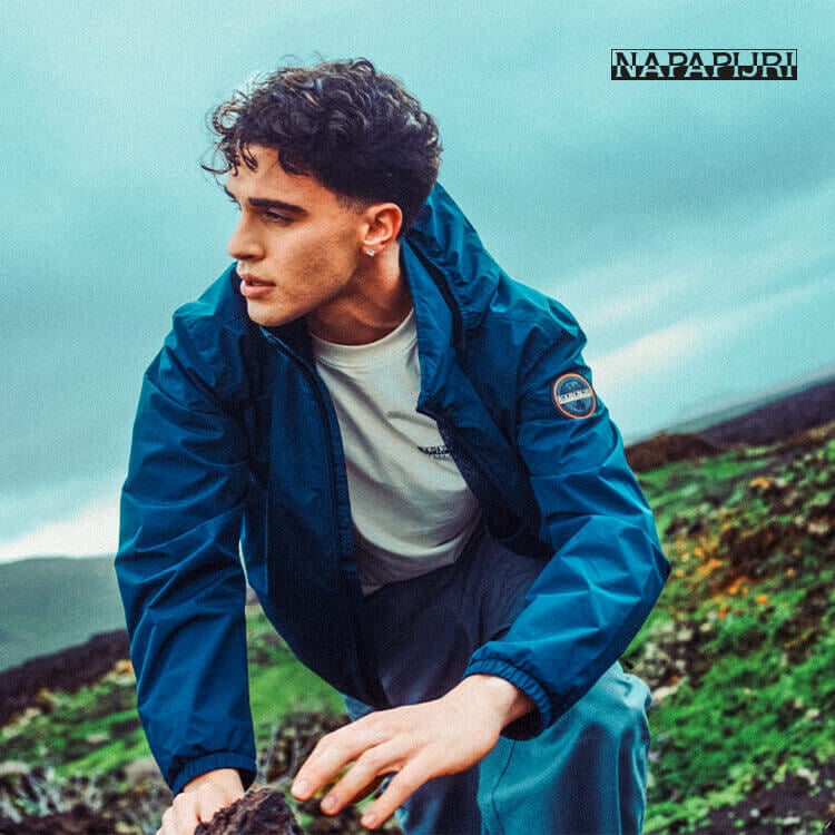Ragazzo che indossa outfit Napapijri