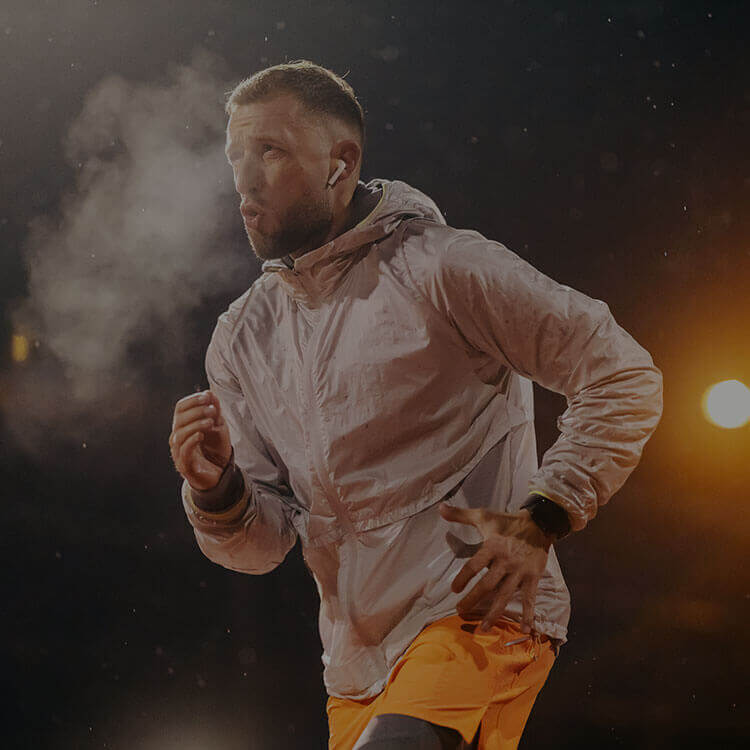 Ragazzo che corre in inverno