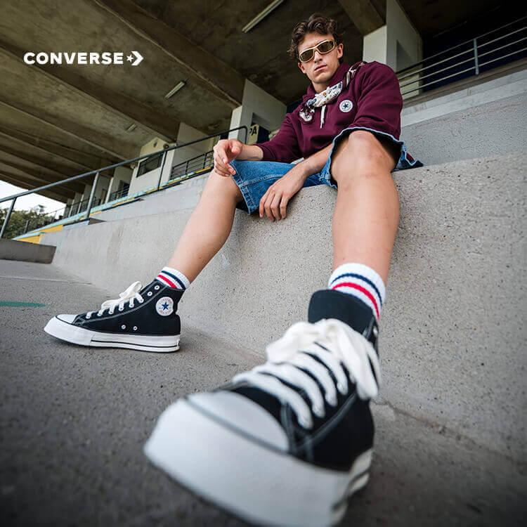 Ragazzi che indossano Converse Chuck Taylor