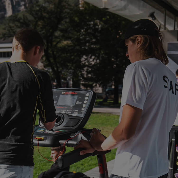 Ragazzo che prova Tapis Roulant Carnielli allo stand di Cisalfa Sport
