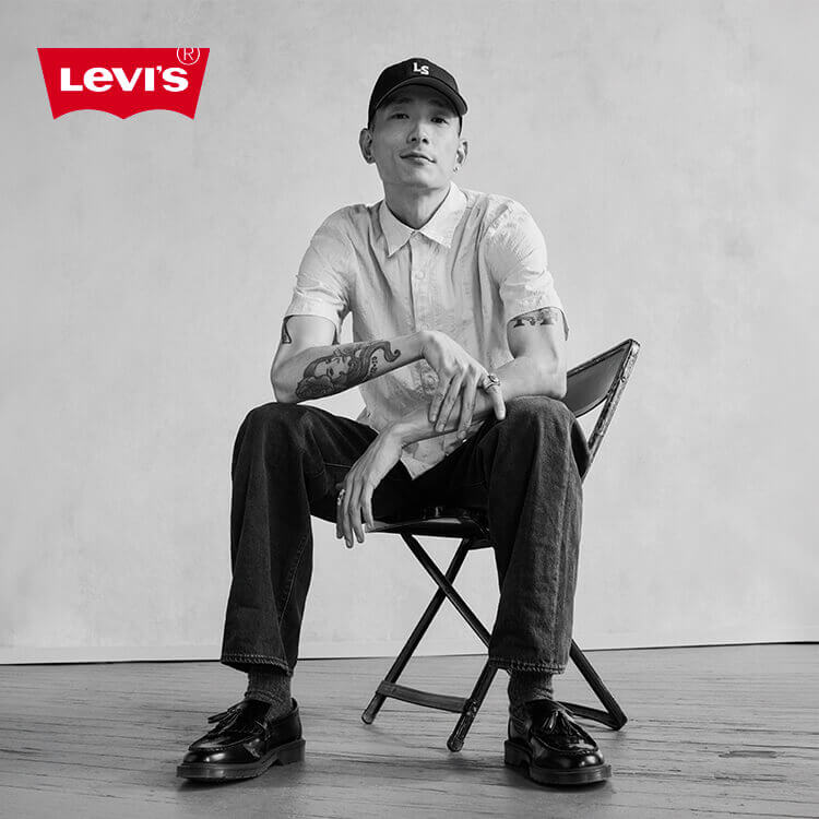 Ragazzo che indossa outfit Levi's