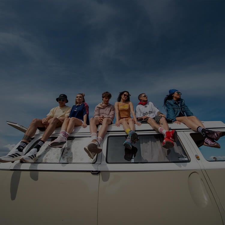 Gruppo di ragazzi seduti sul tetto di un van