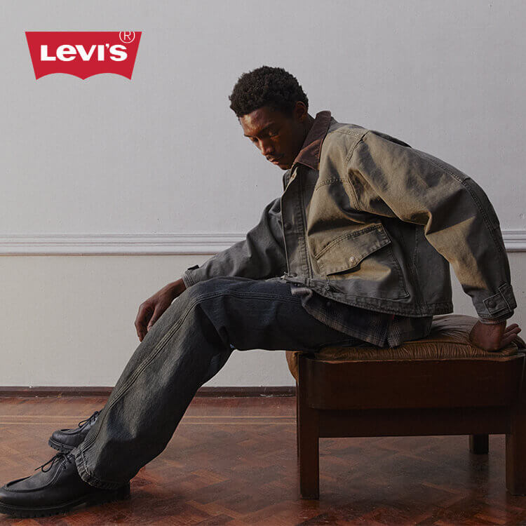Ragazzo che indossa abbigliamento Levi's