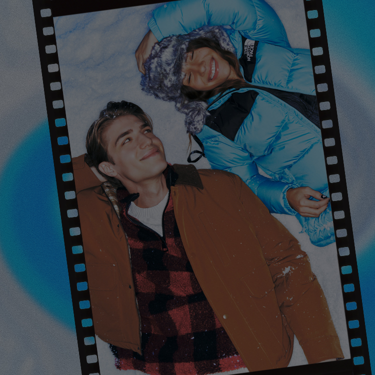 Ragazzi vestiti con giubbotti invernali